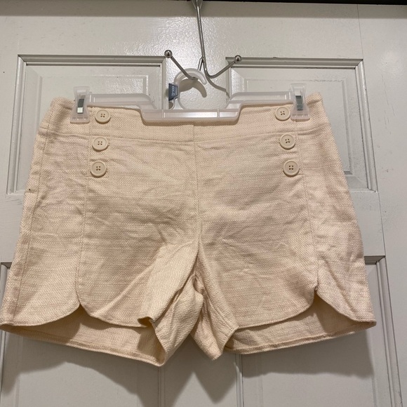🙋‍♀️Loft Cream Buttoned Women's Shorts - Picture 1 of 3